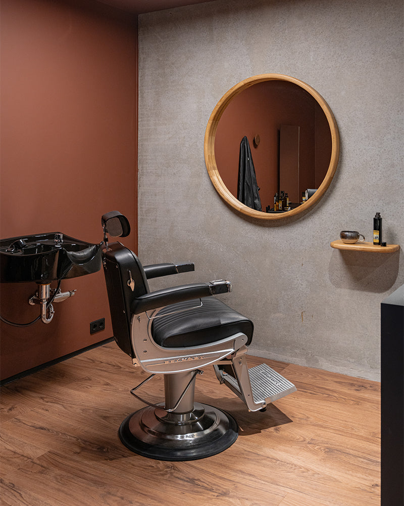 Linea Oak ø100cm frisørspejl i egetræ fra Ästetik til frisørudstyr, salonmøbler og frisørsalon